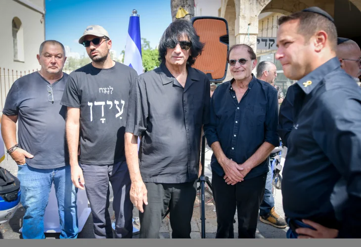 האב אלי עם פתיחת מסע ההלוויה (צילום: אבשלום ששוני, פלאש90)