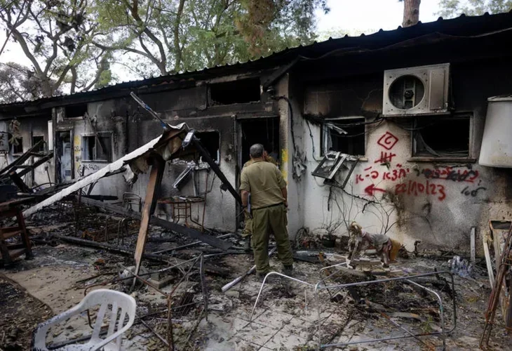 בית בקיבוץ ניר עוז לאחר הטבח, ארכיון (צילום: Chaim Goldberg/Flash90)