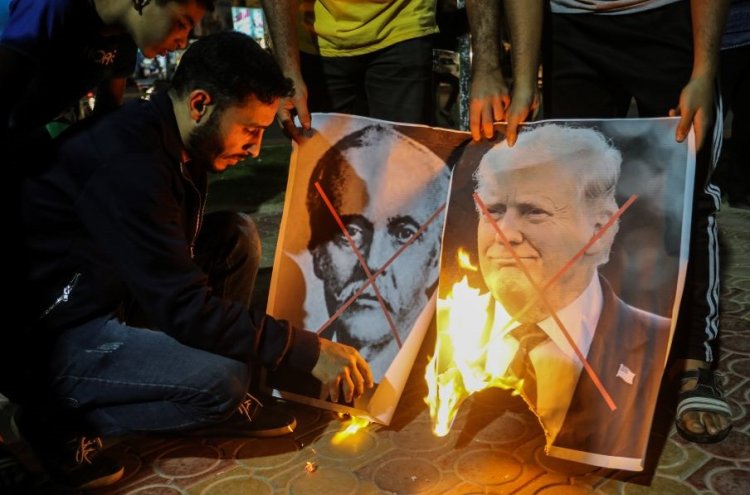 הפגנה בעזה נגד טראמפ ובלפור (צילום: עבד רחים ח’טיב, פלאש 90)
