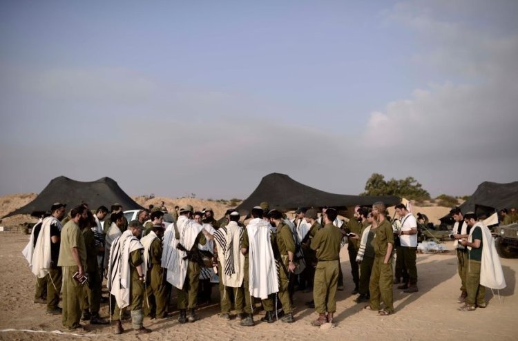 חיילים בצה"ל בתפילה, ארכיון (צילום: תומר נויברג, פלאש 90)