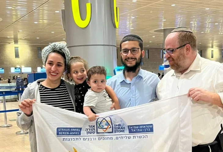  הרב רפאל ואשתו מור מימרן בעת היציאה לשליחות, עם הרב בנימין מאיירס מארגון שטראוס עמיאל