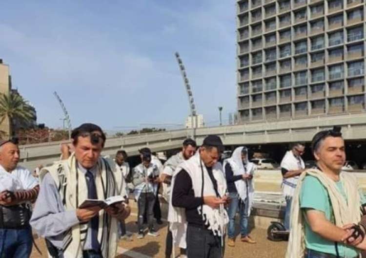 בתמונה: התארגנות המונית להנחת תפילין, כתגובה לעליהום על חב"ד, בעיר תל אביב 