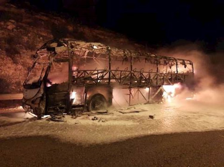 האוטובוס שנשרף (צילום: כבאות והצלה, מחוז יו"ש)