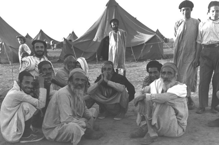 יהודים במחנה מעבר בתימן לפני העלייה לארץ, 1949 (צילום: ELDAN DAVID, לע"מ)