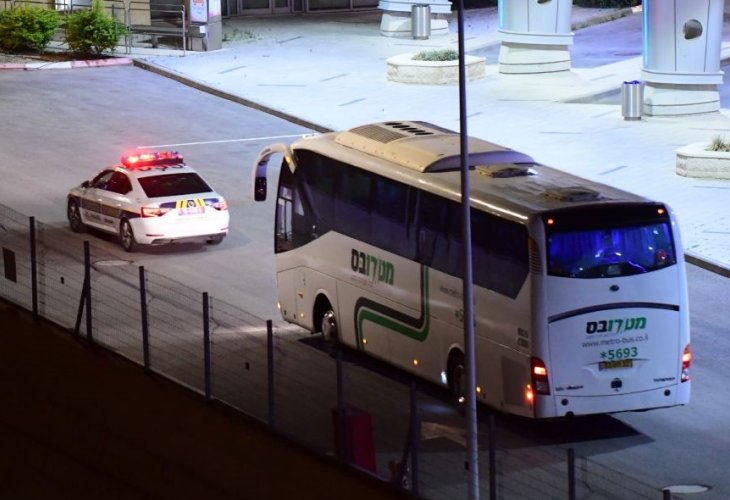 פינוי מנתב"ג למלוניות הבידוד (צילום: תומר נויברג, פלאש 90)