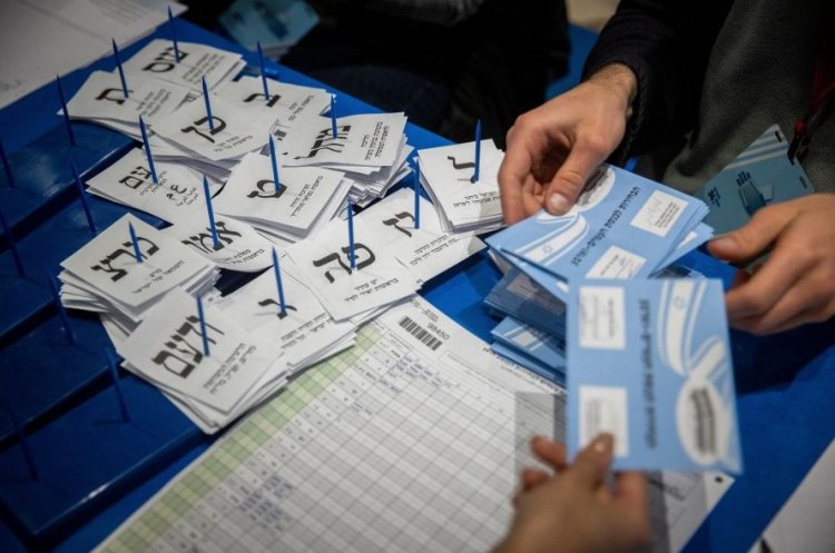 ספירת הקולות בוועדת הבחירות (צילום: יונתן זינדל, פלאש 90)