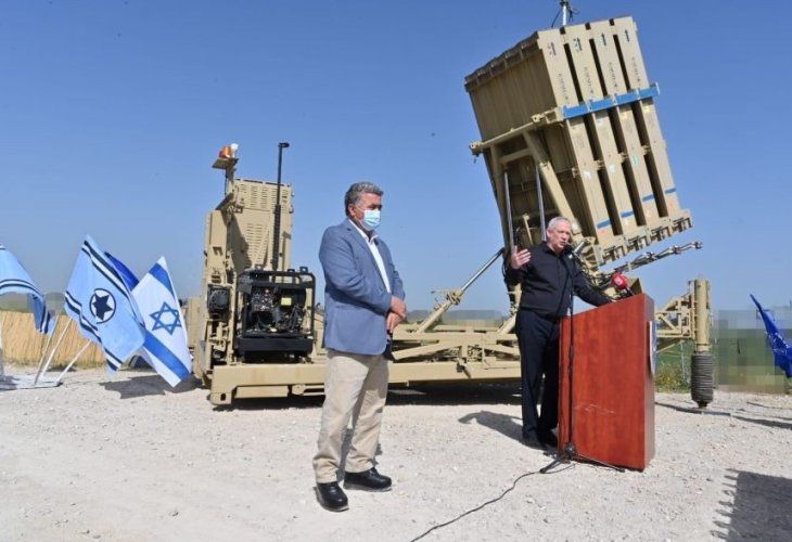 גנץ ופרץ בטקס (צילום: אריאל חרמוני, משרד הביטחון)