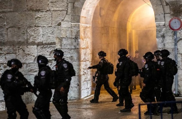 כוחות משטרה בשער שכם, אמש (צילום: יונתן זינדל, פלאש 90)