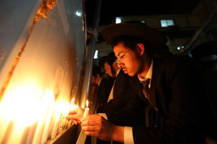 הדלקת נרות לזכר ההרוגים, אמש במירון (צילום: דוד כהן, פלאש 90)