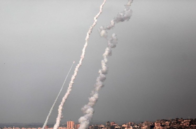 ירי רקטות מעזה לשטח ישראל, הבוקר (צילום: Atia Mohammed/Flash90)