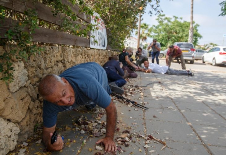 עיתונאים מתחבאים מאימת הרקטות (צילום: אדי ישראלי, פלאש 90)