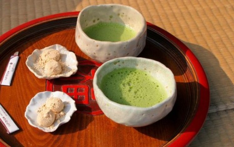 תה מאצ’ה שמוגש בקעריות מסורתיות במזרח 
