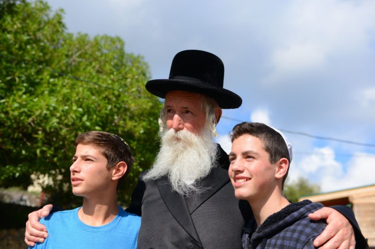 הרב גרוסמן ותלמידי כפר הנוער החקלאי זוהרים (צילום: יעקב לדרמן)