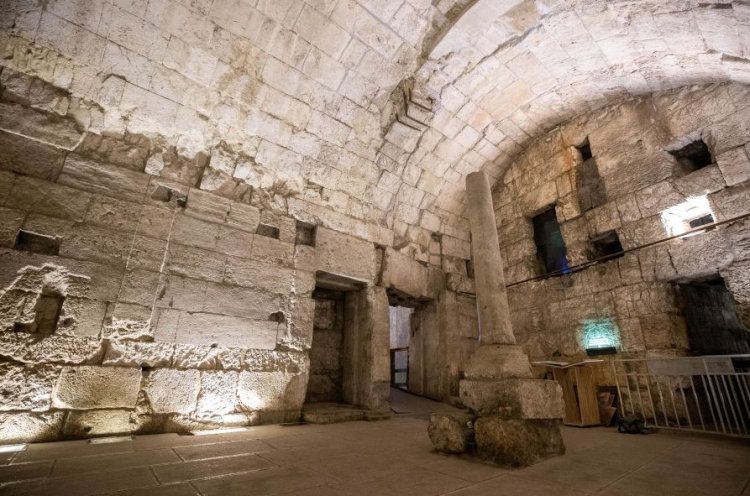 שרידי המבנה המפואר מלפני 2,000 שנה (צילום: יונתן זינדל, פלאש 90)
