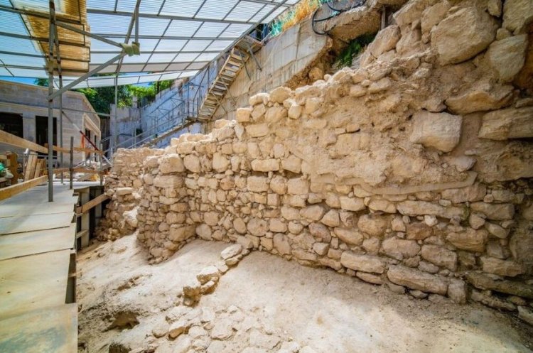 קטע החומה שנחשף (צילום: קובי הראתי, עיר דוד, רשות העתיקות)