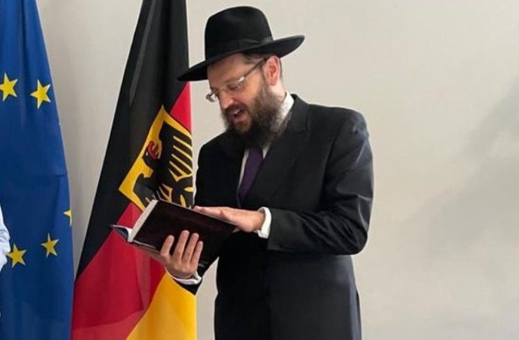 הרב טייכטל במעמד התפילה (צילום: הקהילה היהודית בברלין)