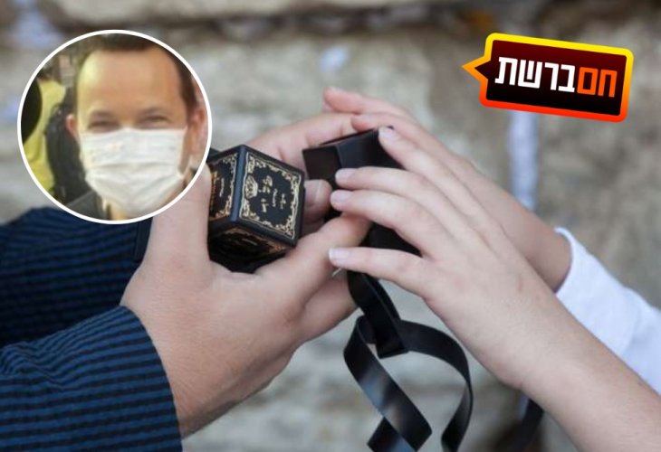 בעיגול: דובר עיריית תל אביב עם התפילין עליו 