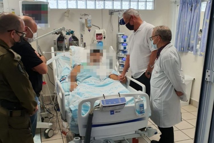 שר הביטחון בני גנץ בביקור בבית החולים אצל לוחם דובדבן (קרדיט צילום: תקשורת שר הביטחון)