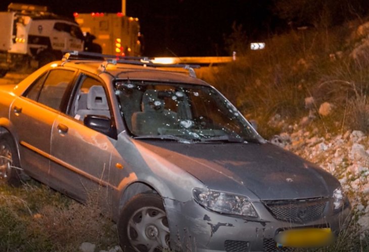 המכונית של משפחת ניר לאחר פיגוע הירי ‬‬