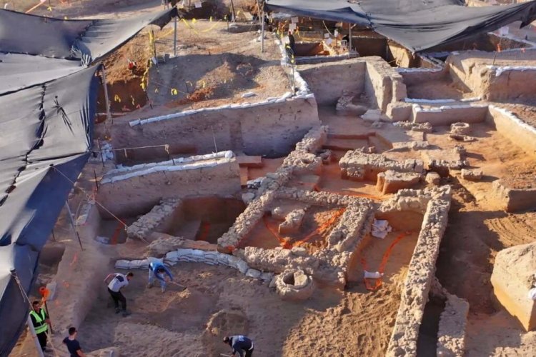שרידי המבנה מימי הסנהדרין שנחשף ביבנה (צילום: יניב ברמן ואמיל אלג’ם, רשות העתיקות)