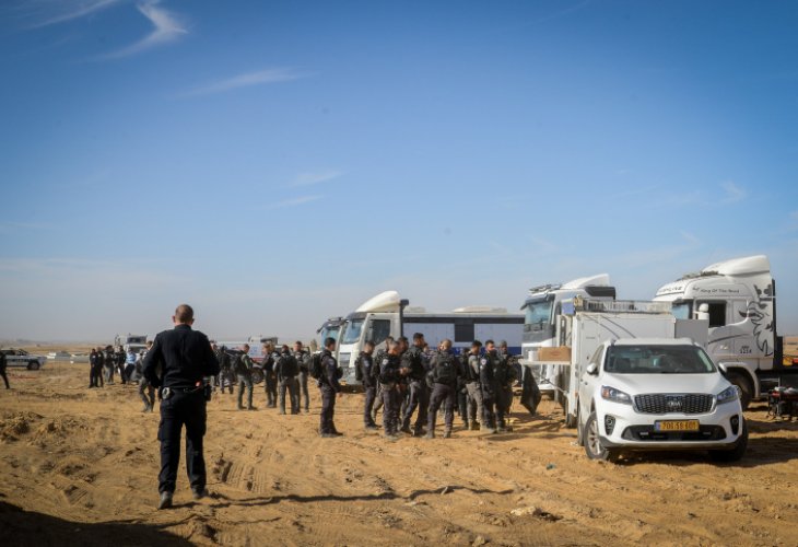 כוחות הביטחון באתר הנטיעות, הבוקר (צילום: פלאש 90)