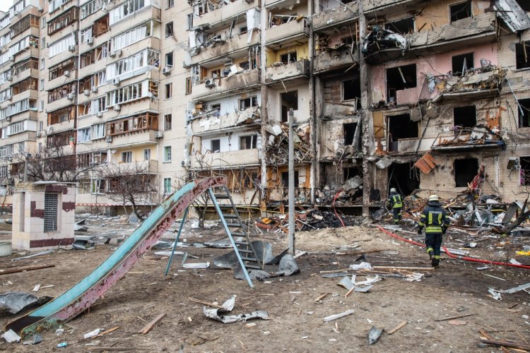  בניין מגורים שניזוק בהפצצה אווירית בקייב, בירת אוקראינה (צילום: shutterstock)