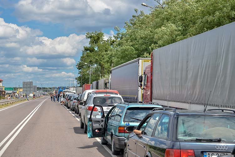 פקקי תנועה אדירים בגבול פולין-אוקראינה (צילום: shutterstock)