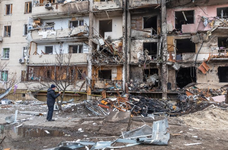 בניין מגורים שניזוק בהפצצה אווירית בקייב, בירת אוקראינה (צילום: shutterstock)