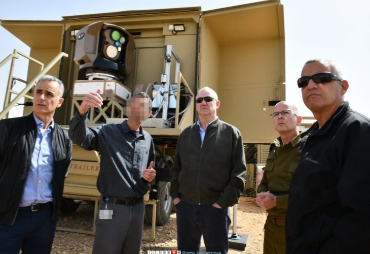 גנץ בסיור ברפאל, היום (צילום: דוברות משרד הביטחון)