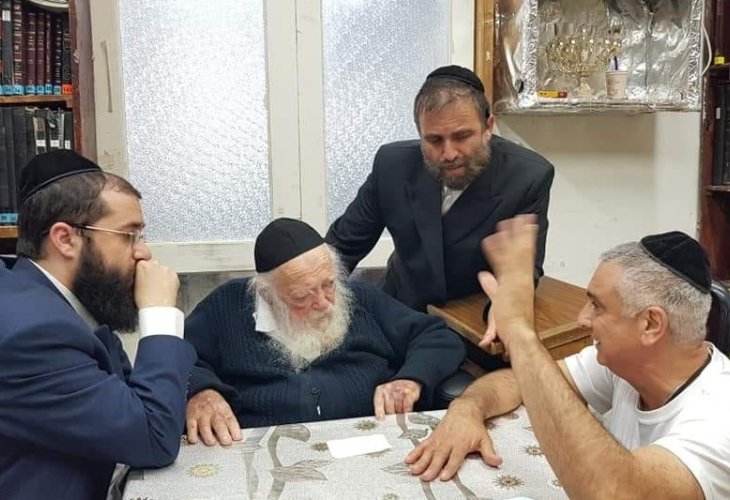 ברוך בן יגאל בבית הגר"ח קנייבסקי זצוק"ל (צילום: מתוך עמוד הפייסבוק של בן יגאל)