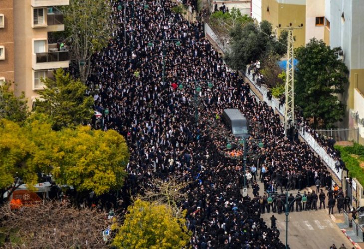 הלוויית מרן הגר"ח קנייסבקי זצוק"ל (צילום: תומר נויברג, פלאש 90)