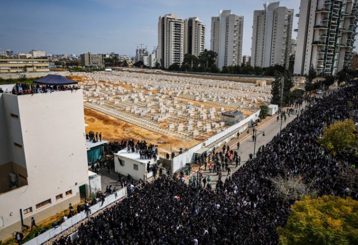 הלוויית מרן שר התורה זצוק"ל (צילום: יונתן זינדל, פלאש 90)