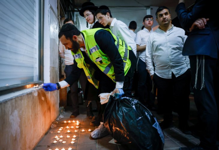 נרות נשמה בזירת הפיגוע, אמש (צילום: אוליביה פיטוסי, פלאש 90)