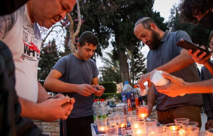 מדליקים נרות לאחר הלוויתו של השוטר אמיר חורי ז"ל (צילום: דוד כהן / פלאש 90)