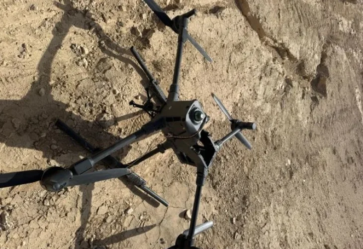 רחפן וחלקי נשק שנתפסו (צילום: דובר צה"ל)