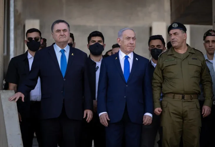 Israeli prime minister Benjamin Netanyahu, Israeli minister of Defense Israel Katz and IDF Chief of Staff Eyal Zamir at the graduation of an IDF officers' course (Noam Revkin Fenton/FLASH90)