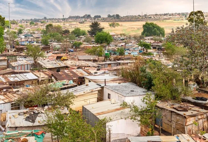 שכונת עוני באפריקה הדרומית (צילום: שאטרסטוק)