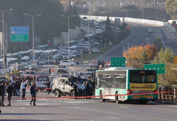 זירת הפיגוע בצומת רמות (צילום: אוליבייה פיטוסי / פלאש 90)