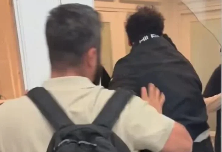 מפגינים פרו פלסטיניים פורצים לאירוע (צילום: שימוש לפי סעיף 27א׳)