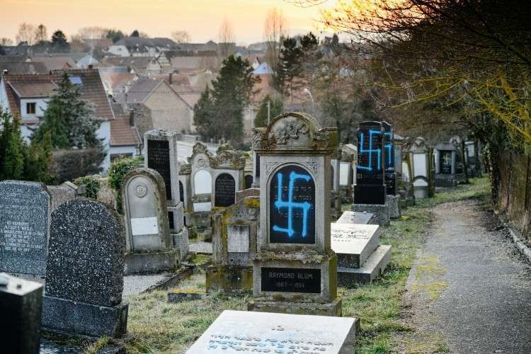 חילול בית עלמין יהודי בצרפת, ארכיון (קרדיט: shutterstock)