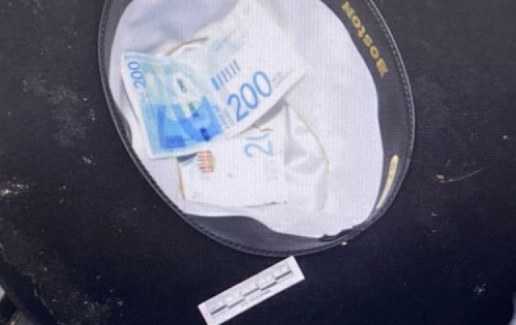 הכובע שבו השתמש החשוד והכספים שהחביא בו (צילום: דוברות המשטרה)
