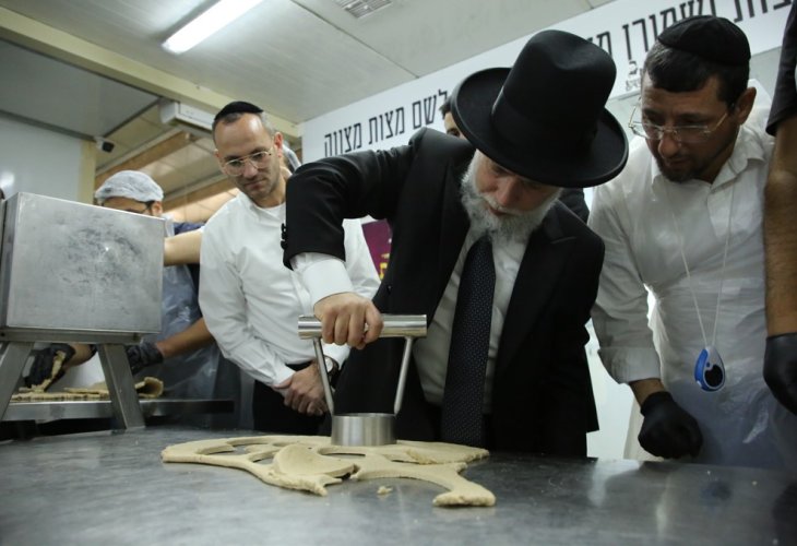 מצות עגולות ויפות לכבוד התורמים