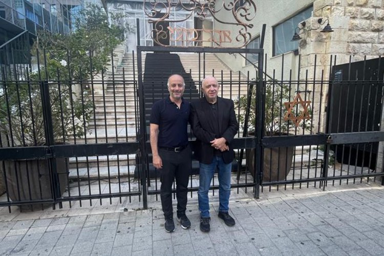 אבי סופר ובנו, משה בפתח בית הכנסת ’’אהל מועד’’ בתל אביב