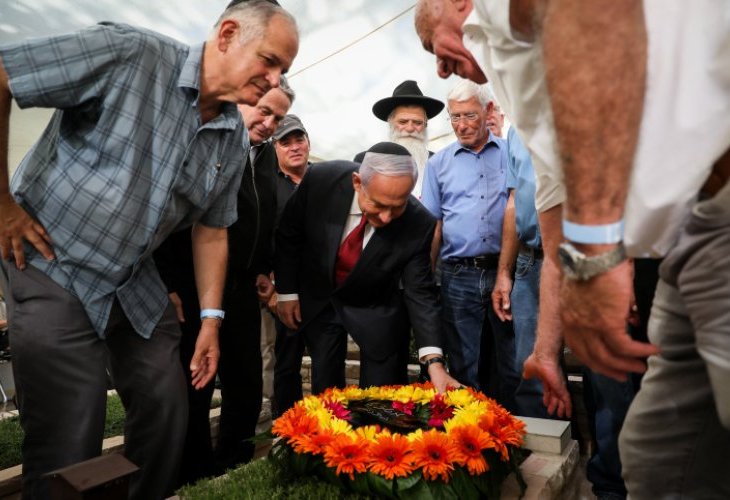 נתניהו על קבר אחיו יוני הי"ד, תמונת ארכיון (צילום: Olivier Fitoussi/Flash90)