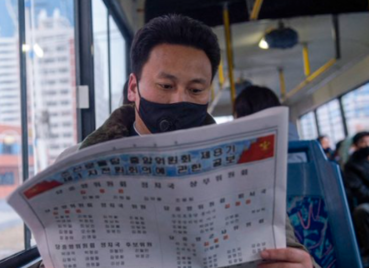 אזרח בצפון קוריאה קורא את עיתון התעמולה 