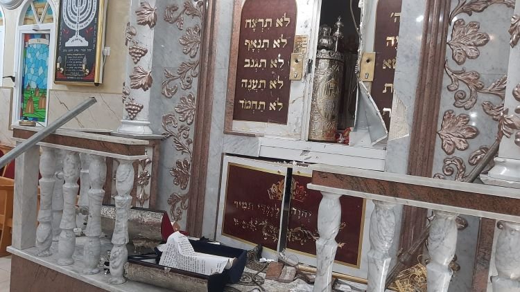 הנזק לבית הכנסת (צילום: דוברות משטרת ישראל)