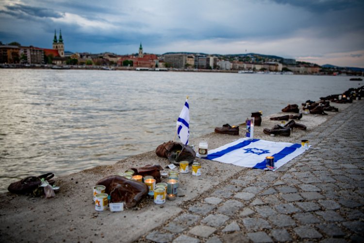 לזכר הנספים בשואה בהונגריה (צילום: Arie Leib Abrams/Flash90)