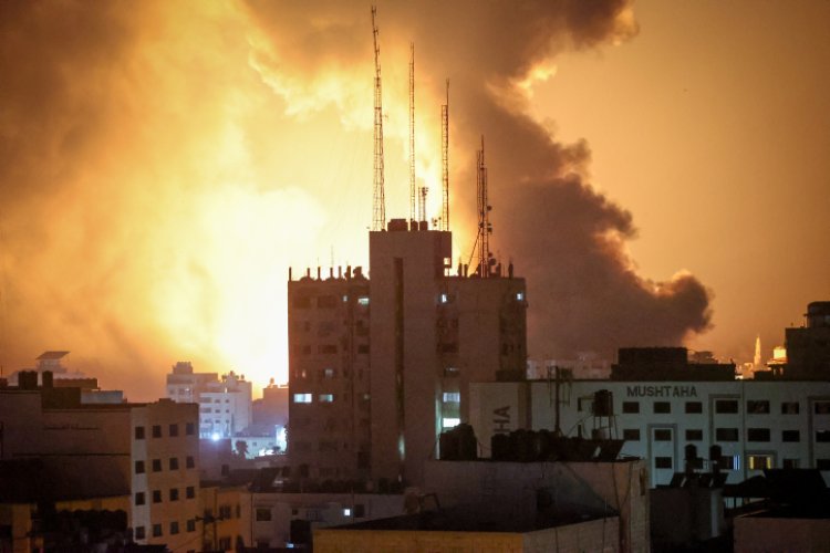 תקיפות צה"ל ברפיח, הלילה (צילום: Atia Mohammed/Flash90)