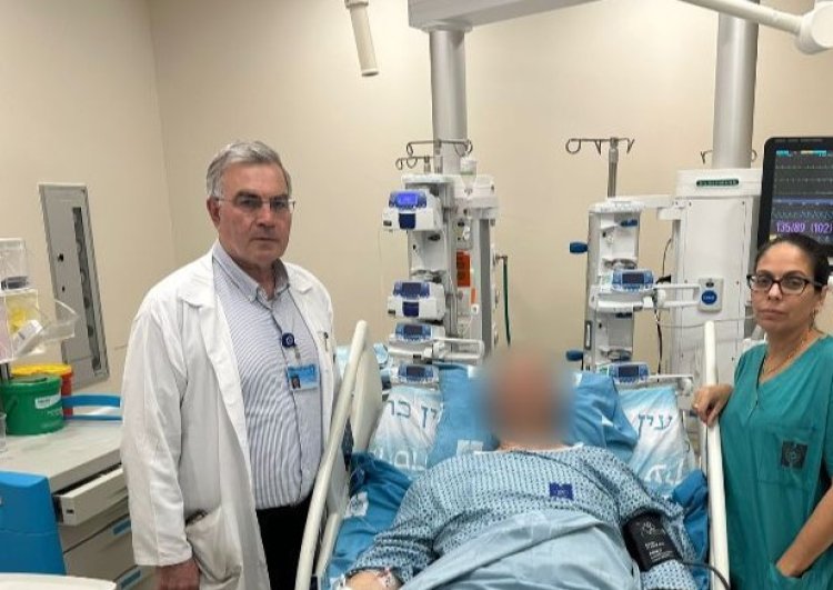 מימין ד״ר גבי אלבז, פ׳ המתאושש ביחידה לטיפול נמרץ לבבי ופרופ׳ אייל הרצוג (צילום דוברות הדסה)
