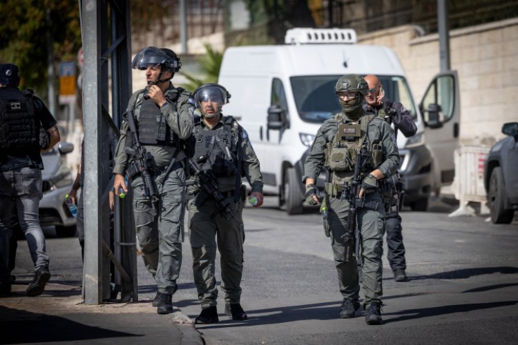 שוטרים בזירת הפיגוע (צילום: Yonatan Sindel/Flash90)